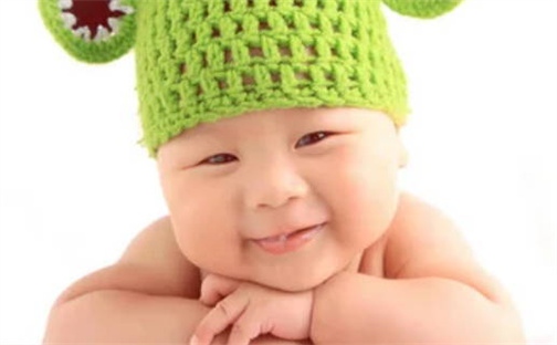 何姓2026年07月06日出生的女宝宝取名攻略：名字怎么取才吉利？